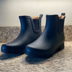 Size 6 Womens Chookas - ankle rain/snow boots.